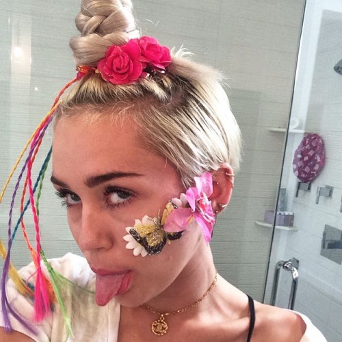 Miley Cyrus is one of the selected “it” girls of the Monarch system. For this reason, there’s a steady stream of strange, upsetting pictures and videos of her. She recently posted pics on Instagram doing “arts and craft” while looking completely out of it. In this pic she has a butterfly on her cheek, which can mean that her “retreat” might actually be about “programming”.