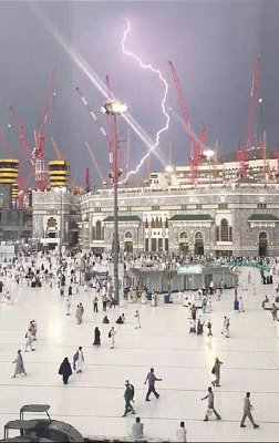 Mecca thunderstorms: a picture captures the moment the fatal crane was toppled