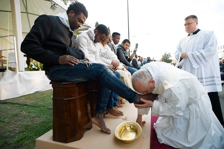 PopeFrancis practising humility