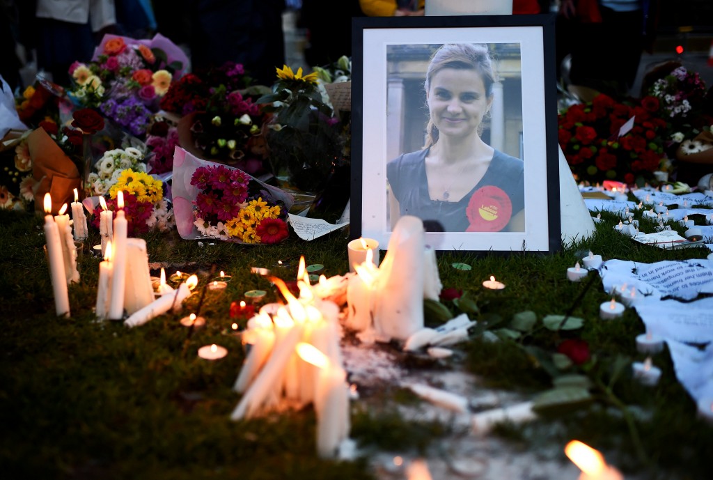 Mourners leave candles in memory of murdered Labour Party MP Jo Cox, who was shot dead in Birstall, during a vigil at Parliament Square in London, Britain June 17, 2016. REUTERS/Dylan Martinez