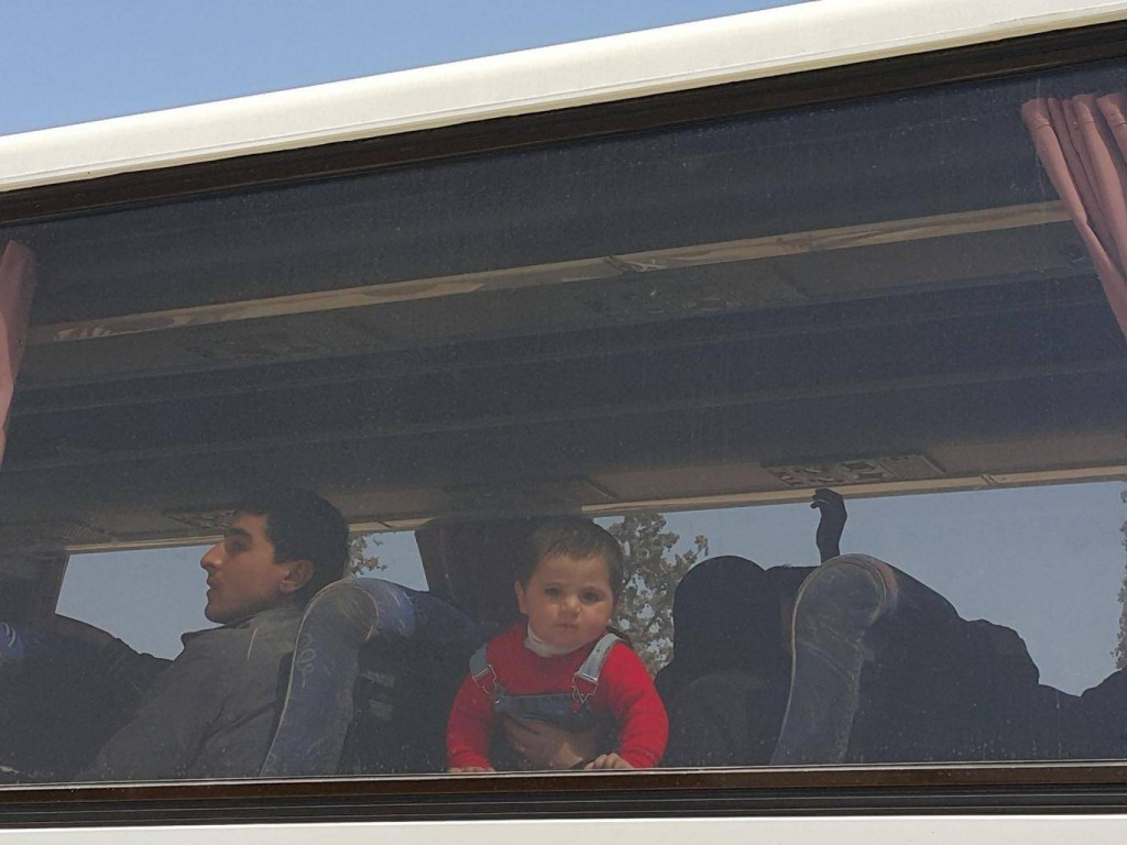 Miltantsi leave for Idlib province with their families. Click to enlarge