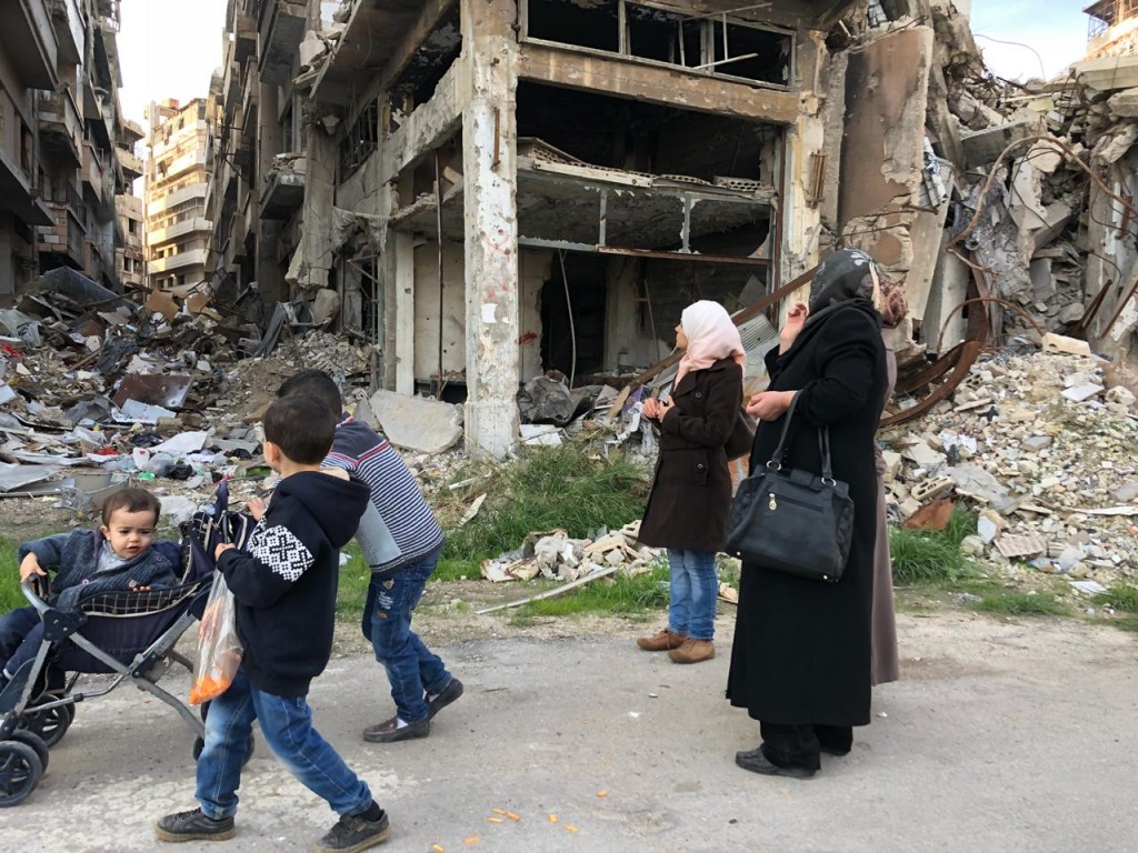 Homs families visit their destroyed street