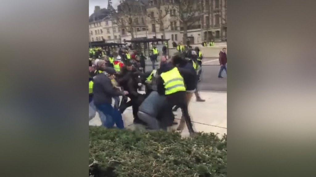 Yellow Jackets attack journalist