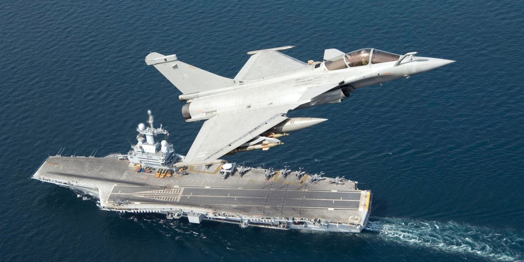 Dassault Rafale flies over Charles de Gaulle aircraft carrier. Click to enlarge